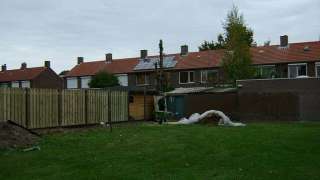 monteren en afwerken schutting tuinmuur. boxtel liempde zetten en ingraven en betonpalen voor een schutting